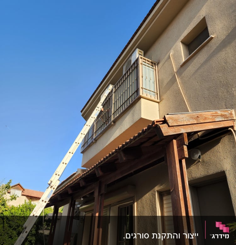 מרפסת עם מסגרת מתכתית וחלון זכוכית